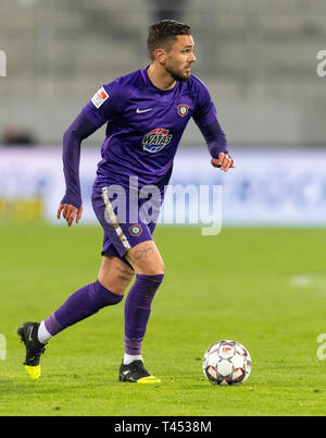 Aue, Germania. Xii Apr, 2019. Calcio: Seconda Bundesliga, Erzgebirge Aue - 1FC Heidenheim, XXIX Giornata nel Sparkassen-Erzgebirgsstadion. Pascal Testroet sulla sfera. Credito: Robert Michael/dpa-Zentralbild/dpa - NOTA IMPORTANTE: In conformità con i requisiti del DFL Deutsche Fußball Liga o la DFB Deutscher Fußball-Bund, è vietato utilizzare o hanno utilizzato fotografie scattate allo stadio e/o la partita in forma di sequenza di immagini e/o video-come sequenze di foto./dpa/Alamy Live News Foto Stock