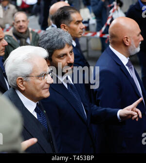 Napoli, Napoli. Xiii Apr, 2019. L'Italia, Napoli 13 aprile 2019 il Presidente della Repubblica Sergio Mattarella oggi ha visitato il Museo di Capodimonte a visitare la Mostra del Caravaggio e poi al famoso distretto sanitario tra la gente.In foto: Presidente Sergio Mattarella di Roberto Fico. Credito: Fabio Sasso/ZUMA filo/Alamy Live News Foto Stock