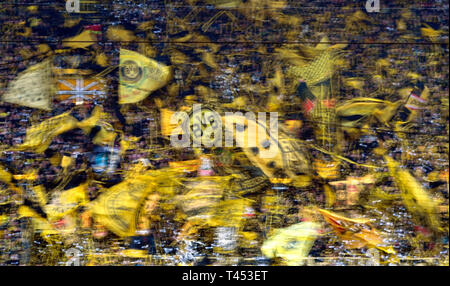 Dortmund, Germania. Xiii Apr, 2019. Calcio: Bundesliga, Borussia Dortmund - FSV Mainz 05, XXIX Giornata al Signal Iduna Park. Gli appassionati di Dortmund wave loro bandiere prima della partita. Credito: Ina Fassbender/dpa - NOTA IMPORTANTE: In conformità con i requisiti del DFL Deutsche Fußball Liga o la DFB Deutscher Fußball-Bund, è vietato utilizzare o hanno utilizzato fotografie scattate allo stadio e/o la partita in forma di sequenza di immagini e/o video-come sequenze di foto./dpa/Alamy Live News Foto Stock