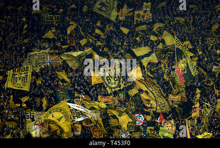 Dortmund, Germania. Xiii Apr, 2019. Calcio: Bundesliga, Borussia Dortmund - FSV Mainz 05, XXIX Giornata al Signal Iduna Park. Gli appassionati di Dortmund wave loro bandiere prima della partita. Credito: Ina Fassbender/dpa - NOTA IMPORTANTE: In conformità con i requisiti del DFL Deutsche Fußball Liga o la DFB Deutscher Fußball-Bund, è vietato utilizzare o hanno utilizzato fotografie scattate allo stadio e/o la partita in forma di sequenza di immagini e/o video-come sequenze di foto./dpa/Alamy Live News Foto Stock