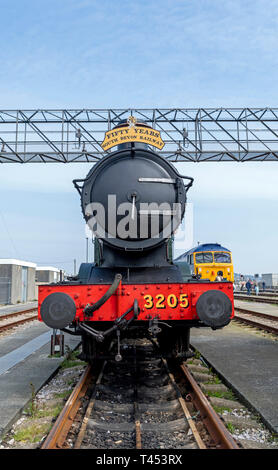 Roccia lunga, Penzance, Regno Unito. Il 13 aprile 2019. GWR Classe 2251 locomotiva a vapore 3205 è il solo superstite di questo tipo di vapore Credito: Bob Sharples Alamy/Live News Foto Stock