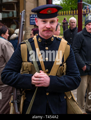 Beamish, Contea di Durham, England, Regno Unito, 13 aprile 2019. Beamish vapore giorno: uomo vestito di soldato vintage uniformi da scozzesi in la Grande Guerra storia viva, un gruppo Royal Marine fante di luce Foto Stock