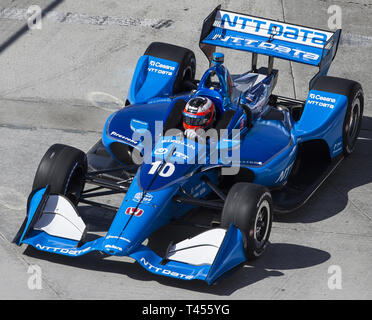 Long Beach, California, Stati Uniti d'America. Xii Apr, 2019. FELIX ROSENQVIST (R) (10) della Svezia passa attraverso le spire durante la pratica per la Acura Grand Prix di Long Beach a strade di Long Beach a Long Beach, California. (Credito Immagine: © Walter G Arce Sr Asp Inc/ASP) Foto Stock