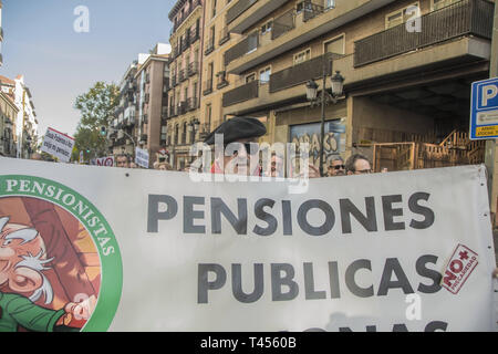 Madrid, Madrid, Spagna. Xiii Apr, 2019. Un manifestante visto tenendo un banner che dice che le pensioni pubbliche durante la dimostrazione.Dimostrazione per difendere la sistemica pensione pubblica a Madrid per il CCOO coordinamento dei pensionati che invita il governo a garantire la presentazione in questo termine di un'iniziativa volta ad abrogare la riforma del regime pensionistico del 2013, che deve essere legalmente convalidato a fronte delle elezioni di questo mese di aprile 2019, nell'ambito di ampi accordi in campo politico e sociale. Questa iniziativa è un previo accordo delle parti sociali (sindacati e datori di lavoro) Foto Stock