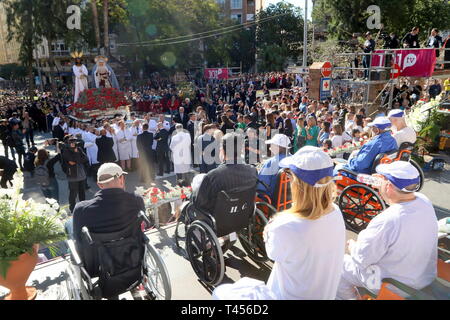 13 aprile 2019 - 13 aprile 2019 (Malaga) pochi minuti dopo le 7 del mattino e con Gesù prigioniero e la Vergine della Trinità sul suo trono di trasferimento e sotto l'architrave della chiesa di San Pablo, messa tradizionale di Alba ha iniziato, officiata dal Vescovo della diocesi, Gesù Catala. Dopo otto ore il trasferimento attraverso le strade della trinità ha iniziato a prendere le immagini ai loro troni di processione, attesa per la sfilata del lunedì santo. Credito: Lorenzo Carnero/ZUMA filo/Alamy Live News Foto Stock