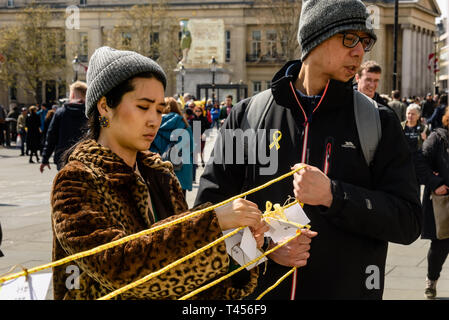 Londra, Regno Unito. Il 13 aprile 2014. Cinque anni dopo il traghetto Sewol disastro del 16 aprile 2014 gli attivisti si incontrano per il sessantesimo veglia mensile in ricordo delle vittime e a sostegno delle loro famiglie e chiede una inchiesta completa, il recupero di tutte le vittime, la punizione per i responsabili e le nuove leggi per evitare un altro disastro simile. Essi tie carte su linee con la classe e il nome del 250 di alta scuola i bambini che erano annegati dopo essere stato detto di 'stay mettere'. La tragedia ha ora rivendicata 304 vive. Credito: Peter Marshall / Alamy Live News Foto Stock