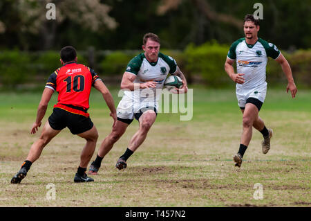 Pini del sud, North Carolina, Stati Uniti d'America. Xiii Apr, 2019. Aprile 13, 2019 - pini del sud, N.C., STATI UNITI D'AMERICA - .Uomini di Azione di rugby tra i pini del sud " Big coni'' e Atlanta 'traditori'' nel primo round del Carolinas Geographic Rugby Union D2 playoff a campi di Twin Farm. Pini del sud sconfitto Atlanta per 29-19 e verrà riprodotto il Atlanta 'Old White'' la prossima settimana in Atlanta. Credito: Timothy L. Hale/ZUMA filo/Alamy Live News Foto Stock