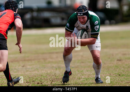 Pini del sud, North Carolina, Stati Uniti d'America. Xiii Apr, 2019. Aprile 13, 2019 - pini del sud, N.C., STATI UNITI D'AMERICA - .Uomini di Azione di rugby tra i pini del sud " Big coni'' e Atlanta 'traditori'' nel primo round del Carolinas Geographic Rugby Union D2 playoff a campi di Twin Farm. Pini del sud sconfitto Atlanta per 29-19 e verrà riprodotto il Atlanta 'Old White'' la prossima settimana in Atlanta. Credito: Timothy L. Hale/ZUMA filo/Alamy Live News Foto Stock