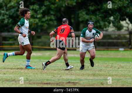 Pini del sud, North Carolina, Stati Uniti d'America. Xiii Apr, 2019. Aprile 13, 2019 - pini del sud, N.C., STATI UNITI D'AMERICA - .Uomini di Azione di rugby tra i pini del sud " Big coni'' e Atlanta 'traditori'' nel primo round del Carolinas Geographic Rugby Union D2 playoff a campi di Twin Farm. Pini del sud sconfitto Atlanta per 29-19 e verrà riprodotto il Atlanta 'Old White'' la prossima settimana in Atlanta. Credito: Timothy L. Hale/ZUMA filo/Alamy Live News Foto Stock