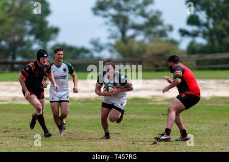 Pini del sud, North Carolina, Stati Uniti d'America. Xiii Apr, 2019. Aprile 13, 2019 - pini del sud, N.C., STATI UNITI D'AMERICA - .Uomini di Azione di rugby tra i pini del sud " Big coni'' e Atlanta 'traditori'' nel primo round del Carolinas Geographic Rugby Union D2 playoff a campi di Twin Farm. Pini del sud sconfitto Atlanta per 29-19 e verrà riprodotto il Atlanta 'Old White'' la prossima settimana in Atlanta. Credito: Timothy L. Hale/ZUMA filo/Alamy Live News Foto Stock