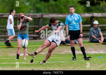 Pini del sud, North Carolina, Stati Uniti d'America. Xiii Apr, 2019. Aprile 13, 2019 - pini del sud, N.C., STATI UNITI D'AMERICA - .Uomini di Azione di rugby tra i pini del sud " Big coni'' e Atlanta 'traditori'' nel primo round del Carolinas Geographic Rugby Union D2 playoff a campi di Twin Farm. Pini del sud sconfitto Atlanta per 29-19 e verrà riprodotto il Atlanta 'Old White'' la prossima settimana in Atlanta. Credito: Timothy L. Hale/ZUMA filo/Alamy Live News Foto Stock