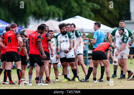 Pini del sud, North Carolina, Stati Uniti d'America. Xiii Apr, 2019. Aprile 13, 2019 - pini del sud, N.C., STATI UNITI D'AMERICA - .Uomini di Azione di rugby tra i pini del sud " Big coni'' e Atlanta 'traditori'' nel primo round del Carolinas Geographic Rugby Union D2 playoff a campi di Twin Farm. Pini del sud sconfitto Atlanta per 29-19 e verrà riprodotto il Atlanta 'Old White'' la prossima settimana in Atlanta. Credito: Timothy L. Hale/ZUMA filo/Alamy Live News Foto Stock