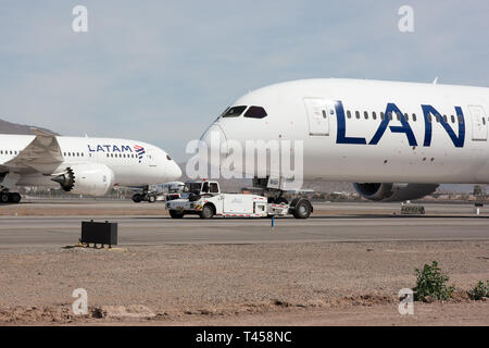 Santiago del Cile. 20 Mar, 2019. Una LAN e una LATAM Boeing 787 Dreamliner essendo sia trainata a aeroporto di Santiago. Credito: Fabrizio Gandolfo SOPA/images/ZUMA filo/Alamy Live News Foto Stock