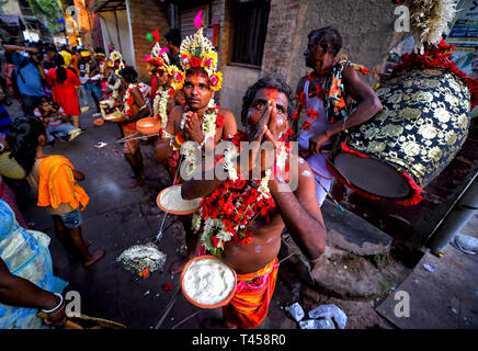 Devoti indù sono visti pregare prima di prendere parte durante il fuoco play (Dhuno porano) rituale di Gajan Festival. Gajan Festival è un Indù tradizionale Festival Folk celebrata principalmente nella parte orientale dell India alla fine dell'anno Bengalese / metà di aprile , dove la gente vestire come diversi dio indù & facendo diverse pratiche rituali come face painting , Piercing , giocando con il fuoco per soddisfare la loro convinzione / Dio per il benessere della famiglia . Foto Stock