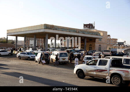 Sanaa, Yemen. Xiii Apr, 2019. Linea di automobili fino in code per raggiungere la pompa di benzina in Sanaa, Yemen, il 13 aprile 2019. Lo Yemen si trova di fronte a una grave scarsità di combustibile e dei prezzi dei prodotti alimentari in aumento, e la crisi è la frantumazione delle popolazioni affamate. Credito: Mohammed Mohammed/Xinhua/Alamy Live News Foto Stock