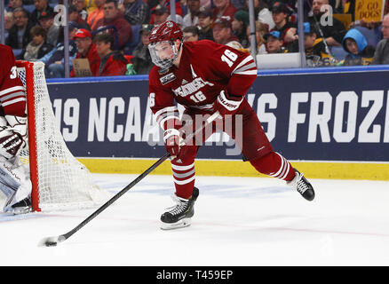 Aprile 13, 2019: 2019 Hobey Baker award winner Massachusetts Minutemen defenceman Cale Makar (16) pattini il puck su ghiaccio durante il secondo periodo di gioco nel 2019 NCAA congelati quattro uomini di hockey del campionato nazionale di gioco tra il Massachusetts e Minutemen Minnesota-Duluth Bulldogs presso il Centro KeyBank in Buffalo, N.Y. (Nicholas T. LoVerde/Cal Spfport Media) Foto Stock