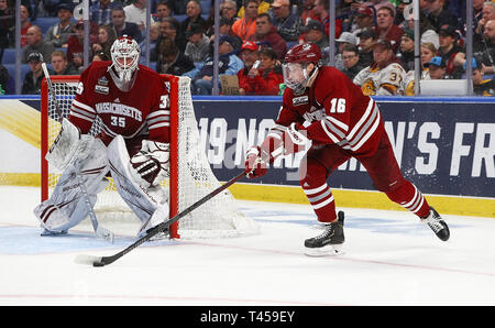 Aprile 13, 2019: 2019 Hobey Baker award winner Massachusetts Minutemen defenceman Cale Makar (16) pattini il puck su ghiaccio durante il secondo periodo di gioco nel 2019 NCAA congelati quattro uomini di hockey del campionato nazionale di gioco tra il Massachusetts e Minutemen Minnesota-Duluth Bulldogs presso il Centro KeyBank in Buffalo, N.Y. (Nicholas T. LoVerde/Cal Spfport Media) Foto Stock