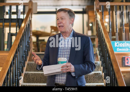 Burlington, Iowa, USA. Il 13 aprile 2019. Il Governatore del Colorado John Hickenlooper ha organizzato una campagna presidenziale al rally Bean Counter Cafe in Burlington, Iowa, USA. Credito: Keith Turrill/Alamy Live News Foto Stock