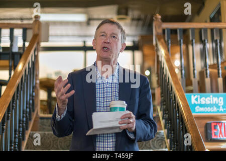 Burlington, Iowa, USA. Il 13 aprile 2019. Il Governatore del Colorado John Hickenlooper ha organizzato una campagna presidenziale al rally Bean Counter Cafe in Burlington, Iowa, USA. Credito: Keith Turrill/Alamy Live News Foto Stock