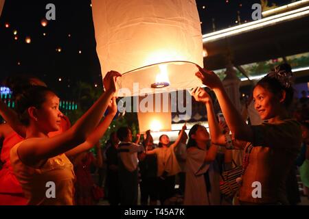 Xishuangbanna. Xiii Apr, 2019. La gente volare lanterne Kongming, una sorta di piccola di aria calda palloncino della carta, dal fiume Lancang a Jinghong City, a sud-ovest della Cina di Provincia di Yunnan, 13 aprile 2019, per festeggiare il nuovo anno del calendario della IAM gruppo etnico. Credito: Zhang Yuwei/Xinhua/Alamy Live News Foto Stock