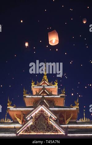 Xishuangbanna. Xiii Apr, 2019. La gente volare lanterne Kongming, una sorta di piccola di aria calda palloncino della carta, dal fiume Lancang a Jinghong City, a sud-ovest della Cina di Provincia di Yunnan, 13 aprile 2019, per festeggiare il nuovo anno del calendario della IAM gruppo etnico. Credito: Qin Qing/Xinhua/Alamy Live News Foto Stock