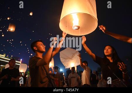 Xishuangbanna. Xiii Apr, 2019. La gente volare lanterne Kongming, una sorta di piccola di aria calda palloncino della carta, dal fiume Lancang a Jinghong City, a sud-ovest della Cina di Provincia di Yunnan, 13 aprile 2019, per festeggiare il nuovo anno del calendario della IAM gruppo etnico. Credito: Qin Qing/Xinhua/Alamy Live News Foto Stock