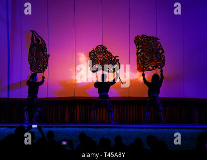 Bangkok, Tailandia. Xiii Apr, 2019. Artisti eseguono Nang Yai, una shadow puppet performance, al Wat Khanon nella provincia di Ratchaburi, Thailandia, 13 aprile 2019. Nang yai è una forma di gioco di ombre trovati in Thailandia e Cambogia. Marionette sono fatte di dipinto di buffalo nascondere, mentre la storia è narrata da canti, canti e musica. Credito: Zhang Keren/Xinhua/Alamy Live News Foto Stock