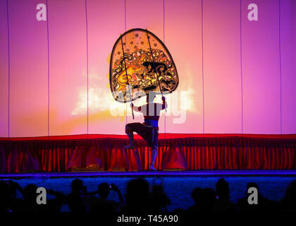 Bangkok, Tailandia. Xiii Apr, 2019. Un artista esegue Nang Yai, una shadow puppet performance, al Wat Khanon nella provincia di Ratchaburi, Thailandia, 13 aprile 2019. Nang yai è una forma di gioco di ombre trovati in Thailandia e Cambogia. Marionette sono fatte di dipinto di buffalo nascondere, mentre la storia è narrata da canti, canti e musica. Credito: Zhang Keren/Xinhua/Alamy Live News Foto Stock