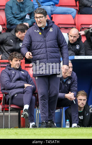 Londra, Regno Unito. 13 apr 2019. Il centro di Luton Manager Mick Harford durante il cielo EFL scommettere League 1 match tra Charlton Athletic e il centro di Luton a valle, Londra, Inghilterra il 13 aprile 2019. Foto di Ken scintille. Solo uso editoriale, è richiesta una licenza per uso commerciale. Nessun uso in scommesse, giochi o un singolo giocatore/club/league pubblicazioni. Credit: UK Sports Pics Ltd/Alamy Live News Foto Stock