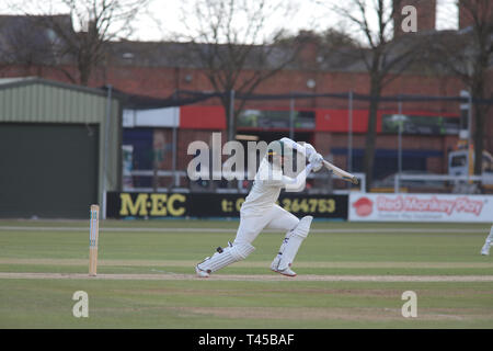 Leicester, Regno Unito. Xii Apr, 2019. La collina di Lewis batting durante la contea Specsavers gara di campionato tra Leicestershire e Worcestershire a Grace Road, Leicester, Inghilterra il 13 aprile 2019. Foto di Giovanni Mallett. Solo uso editoriale, è richiesta una licenza per uso commerciale. Nessun uso in scommesse, giochi o un singolo giocatore/club/league pubblicazioni. Credit: UK Sports Pics Ltd/Alamy Live News Foto Stock