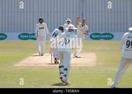 Leicester, Regno Unito. Xii Apr, 2019. Josh linguetta bocce Leics durante la contea Specsavers gara di campionato tra Leicestershire e Worcestershire a Grace Road, Leicester, Inghilterra il 13 aprile 2019. Foto di Giovanni Mallett. Solo uso editoriale, è richiesta una licenza per uso commerciale. Nessun uso in scommesse, giochi o un singolo giocatore/club/league pubblicazioni. Credit: UK Sports Pics Ltd/Alamy Live News Foto Stock