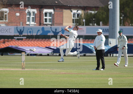 Leicester, Regno Unito. Xii Apr, 2019. Josh linguetta bowling durante la contea Specsavers gara di campionato tra Leicestershire e Worcestershire a Grace Road, Leicester, Inghilterra il 13 aprile 2019. Foto di Giovanni Mallett. Solo uso editoriale, è richiesta una licenza per uso commerciale. Nessun uso in scommesse, giochi o un singolo giocatore/club/league pubblicazioni. Credit: UK Sports Pics Ltd/Alamy Live News Foto Stock