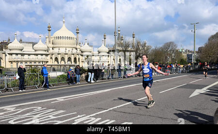 Brighton, Sussex, Regno Unito. Xiv Apr, 2019. Primi pattini passano dal Royal Pavilion che prendono parte a questo anni Brighton Marathon che festeggia il suo decimo anniversario Credito: Simon Dack/Alamy Live News Foto Stock