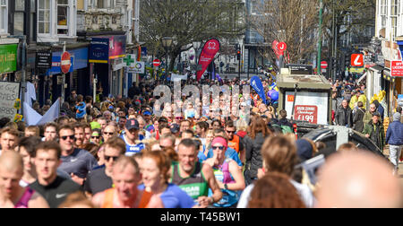 Brighton, Sussex, Regno Unito. Xiv Apr, 2019. Migliaia di corridori e spettatori nella stretta St James Street area di Brighton prendere parte a questo anni Brighton Marathon che festeggia il suo decimo anniversario Credito: Simon Dack/Alamy Live News Foto Stock