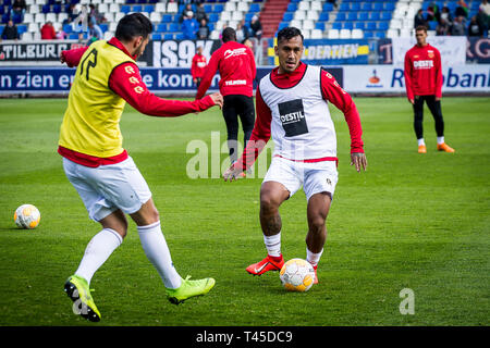 Tilburg, Paesi Bassi. Xiv Apr, 2019. TILBURG - 14-04-2019, Koning Willem II stadion olandese Eredivisie calcio stagione 2018 / 2019. Willem II giocatore Renato Tapia il riscaldamento durante la partita Willem II - PEC. Credito: Pro scatti/Alamy Live News Foto Stock