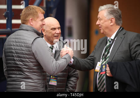 Hampden Park, Glasgow, Regno Unito. Xiv Apr, 2019. Coppa scozzese di calcio, semi finale, Aberdeen versus Celtic; Celtic Caretaker Manager Neil Lennon saluta Celtic CEO Pete Lawwell Credito: Azione Sport Plus/Alamy Live News Foto Stock