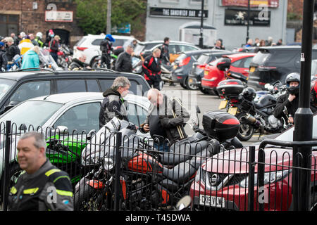 Stoke-on-Trent, Regno Unito. 14 Aprile 2019 - migliaia di ciclisti corsa attraverso le strade di Stoke per offrire donazioni di Pasqua nel 'Star Bikers Egg Run". I bikers donato uova di Pasqua e il denaro per i bambini meno fortunati. Credito: Benjamin Wareing/Alamy Live News Foto Stock