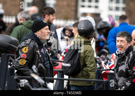 Stoke-on-Trent, Regno Unito. 14 Aprile 2019 - migliaia di ciclisti corsa attraverso le strade di Stoke per offrire donazioni di Pasqua nel 'Star Bikers Egg Run". I bikers donato uova di Pasqua e il denaro per i bambini meno fortunati. Credito: Benjamin Wareing/Alamy Live News Foto Stock