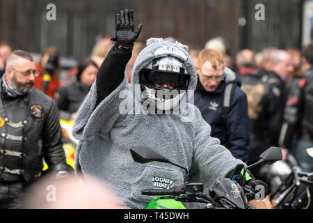 Stoke-on-Trent, Regno Unito. 14 Aprile 2019 - migliaia di ciclisti corsa attraverso le strade di Stoke per offrire donazioni di Pasqua nel 'Star Bikers Egg Run". I bikers donato uova di Pasqua e il denaro per i bambini meno fortunati. Credito: Benjamin Wareing/Alamy Live News Foto Stock