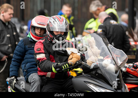 Stoke-on-Trent, Regno Unito. 14 Aprile 2019 - migliaia di ciclisti corsa attraverso le strade di Stoke per offrire donazioni di Pasqua nel 'Star Bikers Egg Run". I bikers donato uova di Pasqua e il denaro per i bambini meno fortunati. Credito: Benjamin Wareing/Alamy Live News Foto Stock