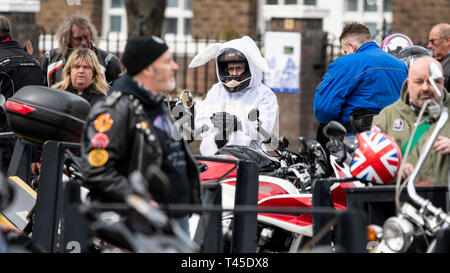 Stoke-on-Trent, Regno Unito. 14 Aprile 2019 - migliaia di ciclisti corsa attraverso le strade di Stoke per offrire donazioni di Pasqua nel 'Star Bikers Egg Run". I bikers donato uova di Pasqua e il denaro per i bambini meno fortunati. Credito: Benjamin Wareing/Alamy Live News Foto Stock