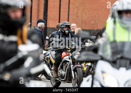 Stoke-on-Trent, Regno Unito. 14 Aprile 2019 - migliaia di ciclisti corsa attraverso le strade di Stoke per offrire donazioni di Pasqua nel 'Star Bikers Egg Run". I bikers donato uova di Pasqua e il denaro per i bambini meno fortunati. Credito: Benjamin Wareing/Alamy Live News Foto Stock