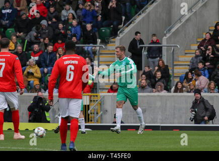 Windsor Park, Belfast, Irlanda del Nord, Regno Unito. Xiv Apr, 2019. 'My omaggio' - una celebrità partita di calcio organizzato da Sellebrity Soccer con Calum Best (figlio del compianto George Best, Irlanda del Nord e il Manchester United legenda) una delle forze trainanti, insieme con gli altri, dietro di esso. La manifestazione ha lo scopo di raccogliere fondi per NACOA (Associazione Nazionale per i bambini di alcolisti) e irlandesi FA Foundation. Azione dall'evento di oggi. Dan Osborne (verdi) celebra il suo obiettivo. Credito: David Hunter/Alamy Live News. Foto Stock