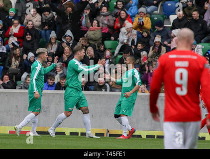 Windsor Park, Belfast, Irlanda del Nord, Regno Unito. Xiv Apr, 2019. 'My omaggio' - una celebrità partita di calcio organizzato da Sellebrity Soccer con Calum Best (figlio del compianto George Best, Irlanda del Nord e il Manchester United legenda) una delle forze trainanti, insieme con gli altri, dietro di esso. La manifestazione ha lo scopo di raccogliere fondi per NACOA (Associazione Nazionale per i bambini di alcolisti) e irlandesi FA Foundation. Azione dall'evento di oggi. Dan Osborne (centro) celebra il suo obiettivo. Credito: David Hunter/Alamy Live News. Foto Stock