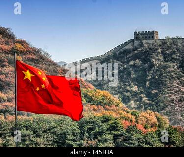 Badaling, Yanqing distretto, Cina. Xix oct, 2006. La bandiera rossa della Repubblica popolare di Cina vola sopra la Grande Muraglia della Cina vicino a Badaling. Uno dei la più impressionante architettura prodezze nella storia, la grande parete è un sito Patrimonio Mondiale dell'UNESCO, e una destinazione preferita dai turisti. Credito: Arnold Drapkin/ZUMA filo/Alamy Live News Foto Stock