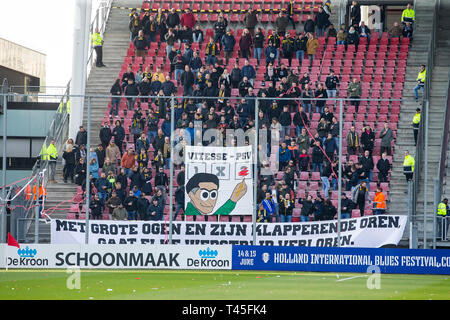 Utrecht, Paesi Bassi. Xiv Apr, 2019. UTRECHT, stadio De Galgenwaard, 14-04-2019 , Stagione 2018 / 2019 , olandese Eredivisie. banner fans Vitesse contro VAR durante il match Utrecht - Vitesse Credito: Pro scatti/Alamy Live News Foto Stock
