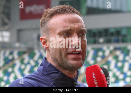 Windsor Park, Belfast, Irlanda del Nord, Regno Unito. 14 aprile 2019. "My Tribute" - una celebrità partita di calcio organizzata da Sellebrity Soccer con Calum Best (figlio del defunto George Best, leggenda dell'Irlanda del Nord e del Manchester United) una delle forze trainanti, insieme ad altri, dietro di esso. L'evento raccoglierà fondi per la NACOA (National Association for Children of Alcoholics) e la Irish fa Foundation. Azione dell'evento di oggi. Calum Best al Windsor Park. Crediti: David Hunter/Alamy Live News. Foto Stock