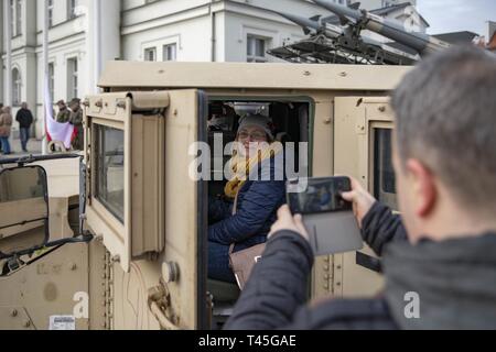 SKWIERZYNA, Polonia (feb. 23, 2019) - Cerimonia di partecipanti di scattare foto in seguito a sostegno di 61 polacco cadetti prestando giuramento di difendere e di servire il proprio paese, nel centro della città. Un plotone di soldati dal 101st brigata battaglione di supporto, 1° Brigata corazzate contro la squadra, 1a divisione di fanteria, ha partecipato alla cerimonia. Foto Stock