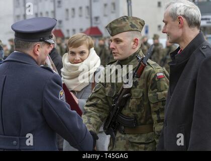 SKWIERZYNA, Polonia (feb. 23, 2019) - un militare polacco cadet è congratulato con come uno dei primi quattro laureati, durante una cerimonia a sostegno di 61 polacco cadetti prestando giuramento di difendere e di servire il proprio paese, nel centro della città, dal 23 febbraio. Foto Stock