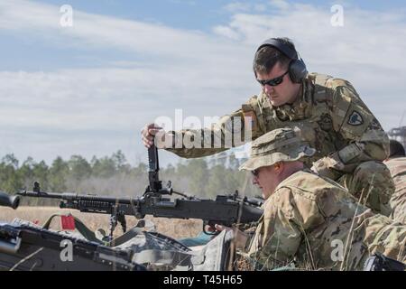 Stati Uniti Army Chief Warrant Officer 2 Oliver polverosi, 1-111th supporto generale del battaglione di aviazione, 59th aviazione comando di truppa, Carolina del Sud la Guardia Nazionale, incendi M240B mitragliatrice a Poinsett elettronica combattere gamma in Sumter, Carolina del Sud, Feb 26, 2019. Unità di aviazione deve condurre gunnery antenna operazioni al fine di sostenere la competenza sui sistemi di armamenti. Foto Stock